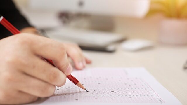 マークシートに鉛筆で記入する手元